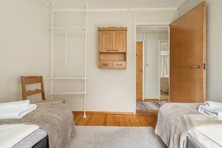 Room 2, Spacious 3BR House - River View & Sauna, Lapland
