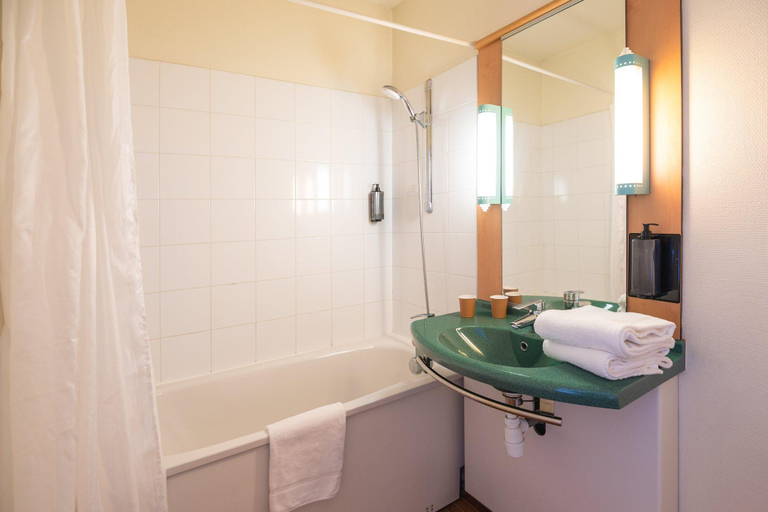 Bathroom 5, B&B HOTEL Rouen Centre Rive Gauche, Seine-Maritime