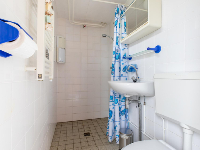 Bathroom 2, Holiday Home in De Punt with Pool Garden, Schouwen-Duiveland