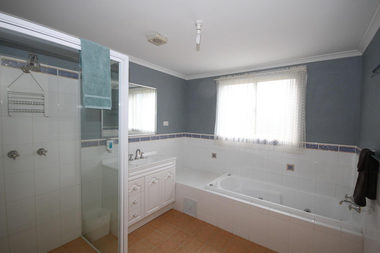Bathroom 2, Acacia Snowy Motel, Snowy River