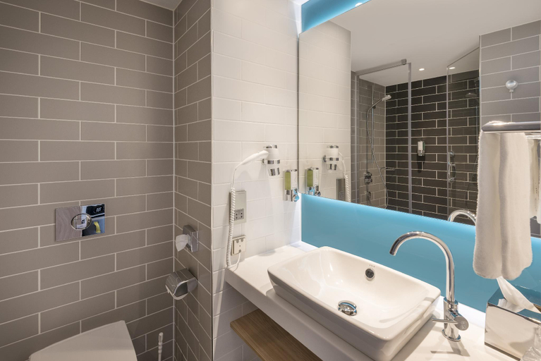 Bathroom 3, Premier Inn Köln City Süd, Köln