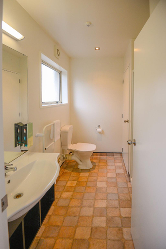 Bathroom 2, Racecourse Hotel and Motor Lodge, Christchurch
