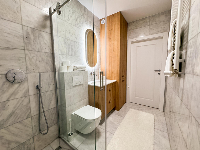 Bathroom 2, FLH Harmony Suite, Warsaw