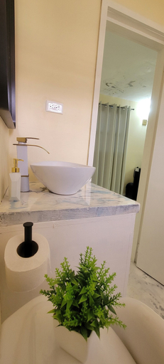 Bathroom 5, Oceanview Suites