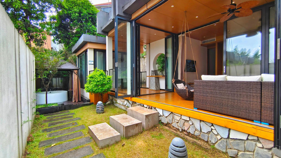 Exterior & Views