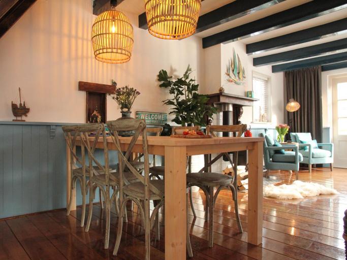 Others 2, Holiday Home in Hindeloopen by Lake, Nijefurd