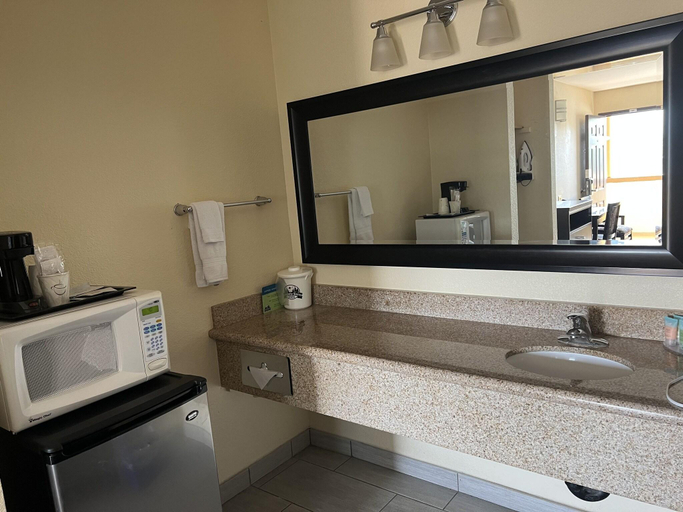 Bathroom 4, Days Inn Oakhurst Yosemite, Madera