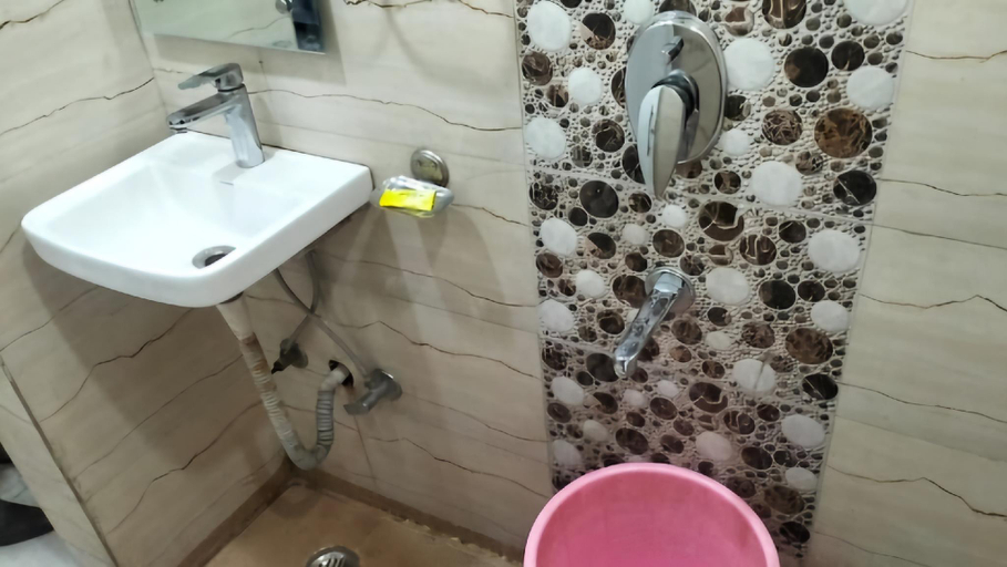 Bathroom 3, Hotel Ram Palace, Delhi