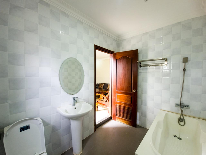 Bathroom 5, Sat Chamroeun Residence, Siem Reap