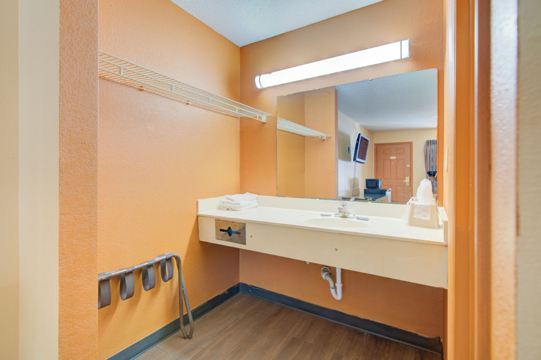 Bathroom 4, Hotel O Deluxe Inn Kingstree Sc Hwy 52, Williamsburg