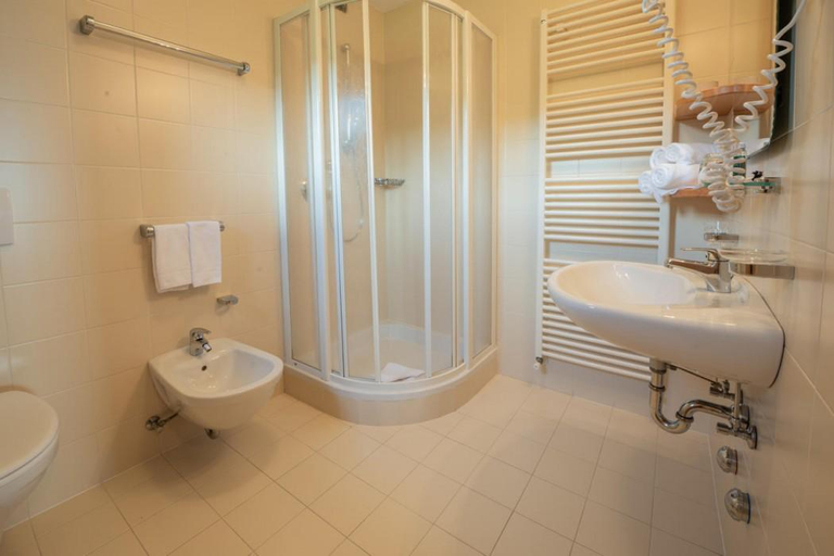 Bathroom 4, Utia De Borz, Bolzano