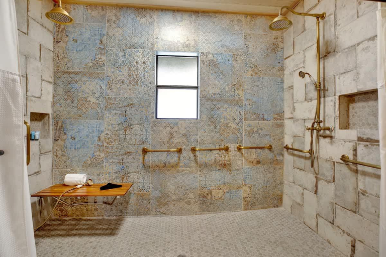 Bathroom 2, Shady Lane Lodge: Hot-Tub and Game Room Wheelchair Access, Gillespie