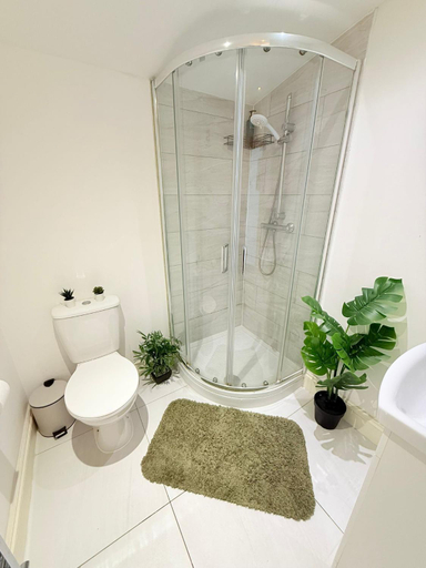 Bathroom 3, 15 min to Central London Guest Suites 22, London