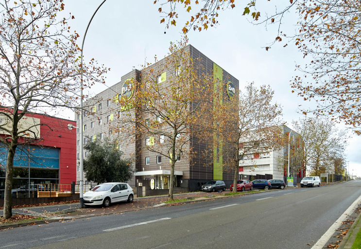Exterior & Views
