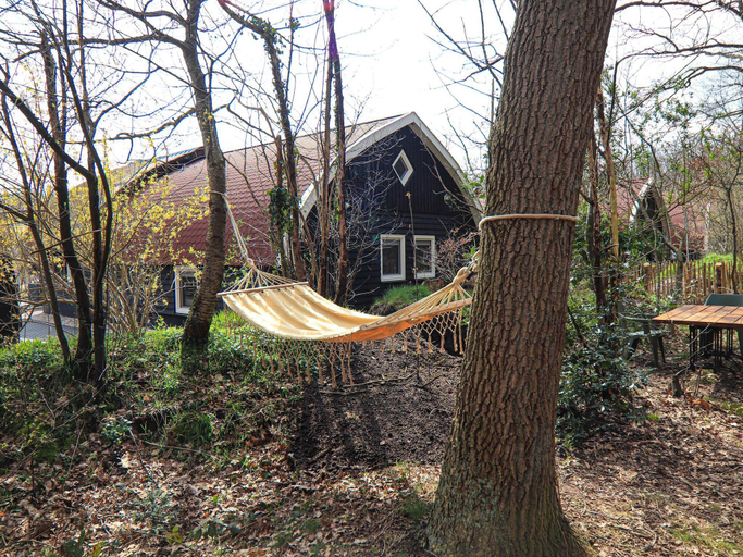 5, Holiday Home in Forest with Thatched Roof, Steenwijkerland