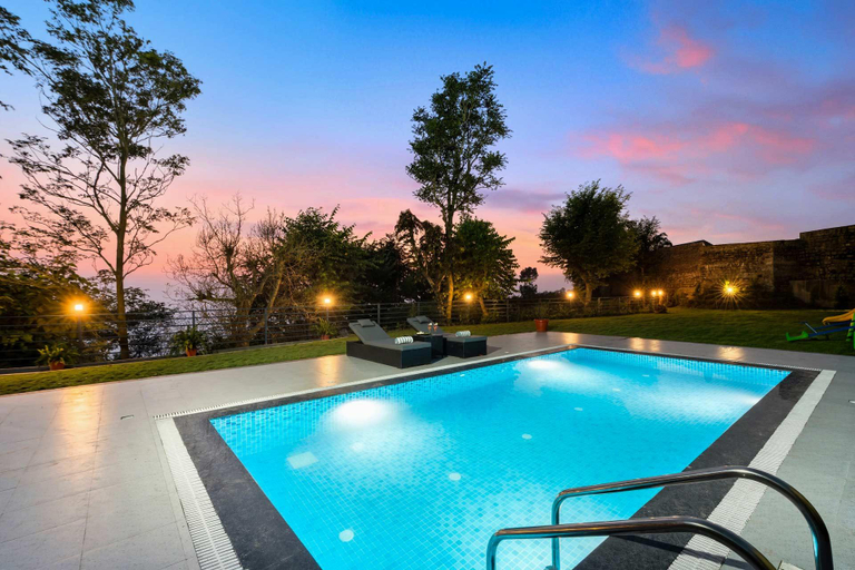Sport & Beauty 2, StayVista at Nivriti w/ Heated Outdoor Pool, Solan