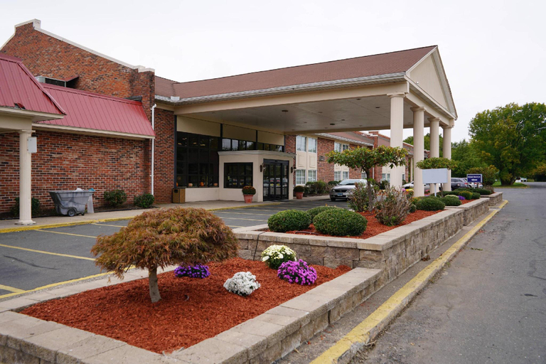 Exterior & Views 1, Rodeway Inn & Suites East Windsor, Hartford