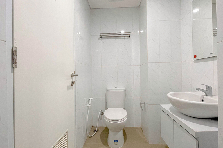 Bathroom 4, Grey Toned 1Br Apartment Tamansari Skylounge Makassar, Makassar