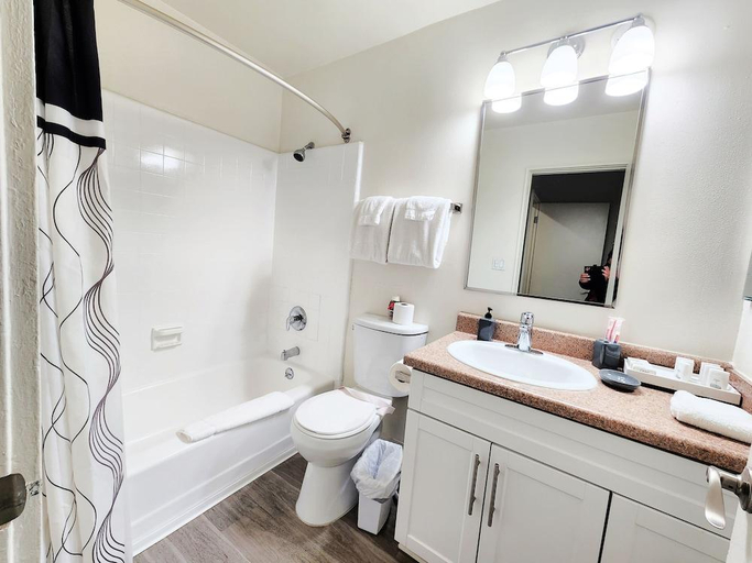 Bathroom 4, StaysPro - Executive Santa Monica Suites, Los Angeles