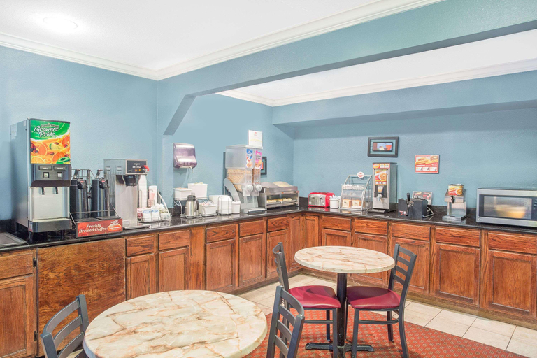 Food & Drinks 5, Super 8 by Wyndham San Angelo, Tom Green