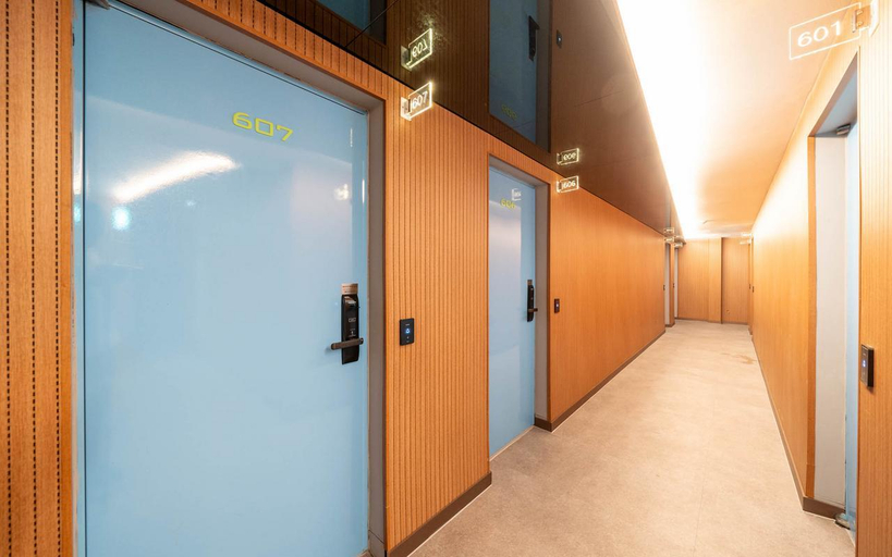 Others 5, Lucy Hotel, Guri