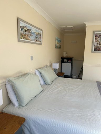 Bedroom 2, Halfway House Inn Country Lodge, Somerset
