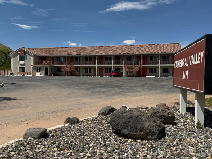 Exterior & Views 2, Cathedral Valley Inn, Wayne