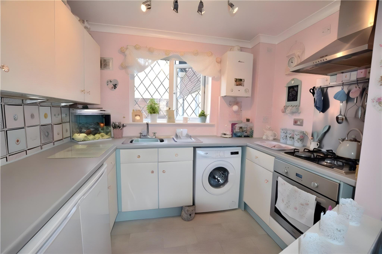Others 5, Stunning Spacious Contemporary 2 Bedroom Flat, London