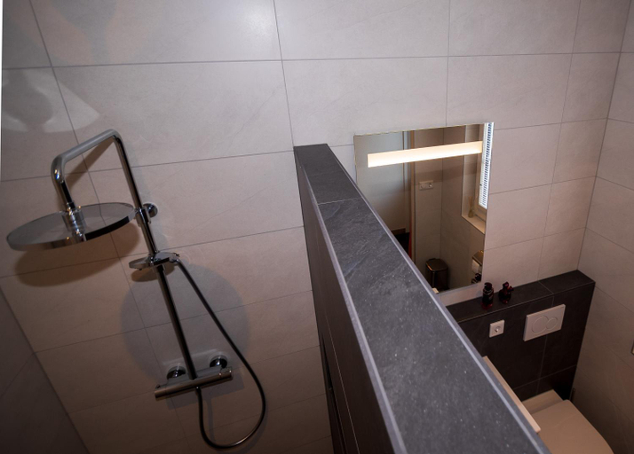 Bathroom 2, Luxe Kamer - Strand & Zee, Veere
