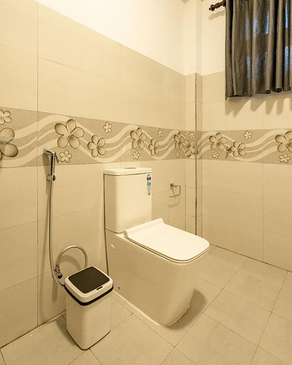 Bathroom 3, Ella Ostella, Ella