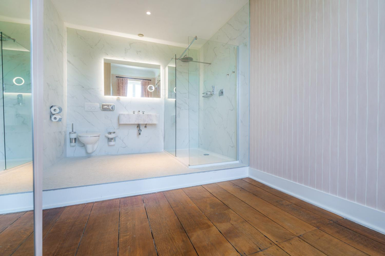 Bathroom 3, Chateau de Looz, Limburg