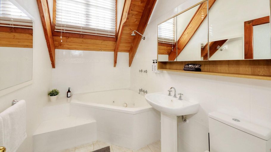 Bathroom 4, Mt Tamborine Stonehaven Guest House, Tamborine Mountain