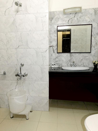 Bathroom 3, Hotel Crystal Palace, Dehradun
