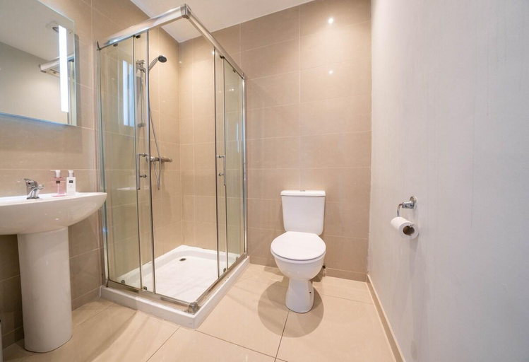 Bathroom 2, Super cute rooftop Apartment. Beautiful city views, Belfast