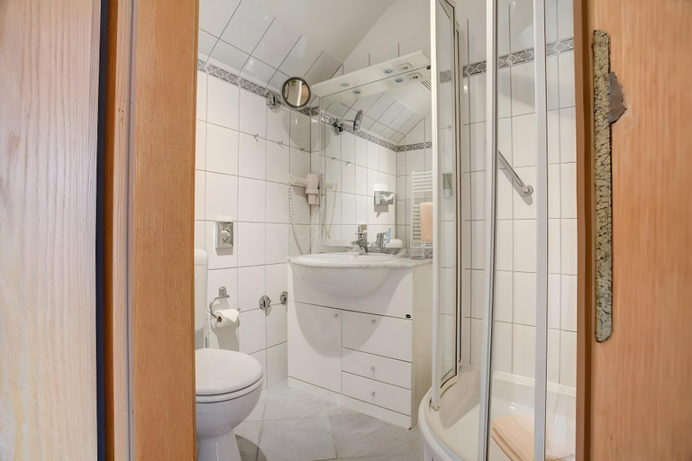 Bathroom 4, INA Hotel Consul, Kiel