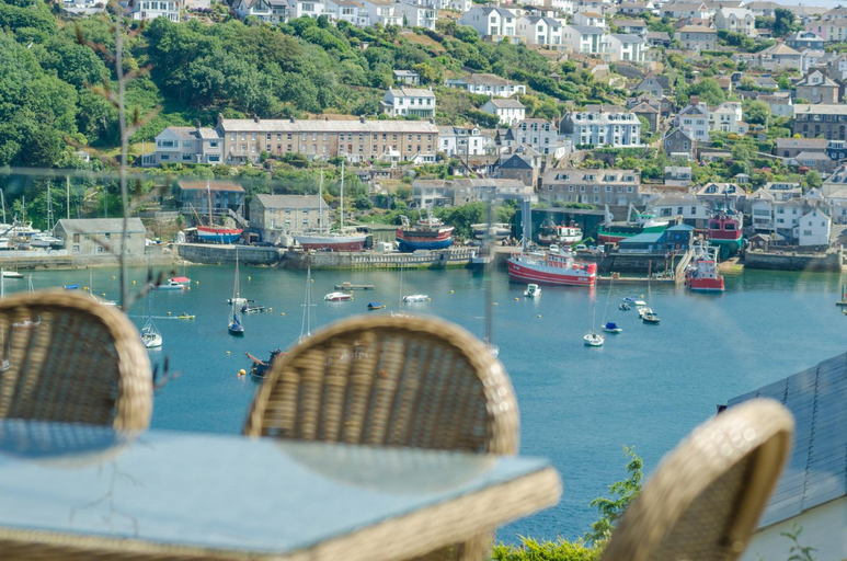 Sport & Beauty 3, Victorian schoolhouse with hot tub & harbour views, Cornwall