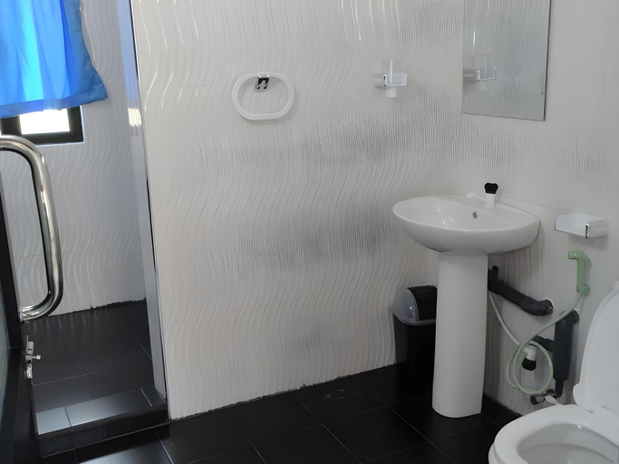 Bathroom 3, Hotel Nirmaa Shadow Inn, Koralai Pattu (Valachchenai)