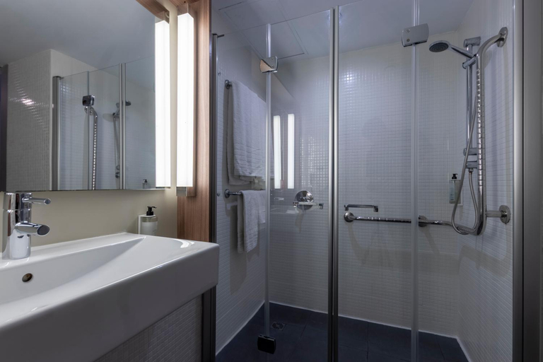 Bathroom 3, Travelodge Malaga Aeropuerto, Málaga