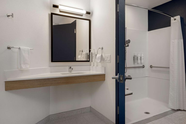 Bathroom 4, Spark by Hilton Santa Nella, Merced