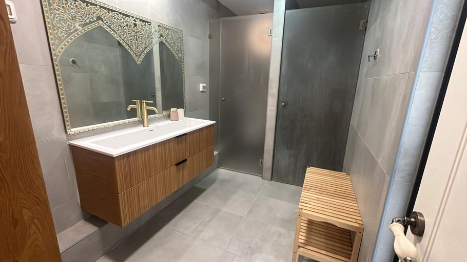 Bathroom, Stylish 3BR Family Retreat