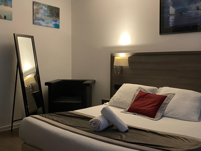 Bedroom 2, Luxor Bastille Hotel, Paris