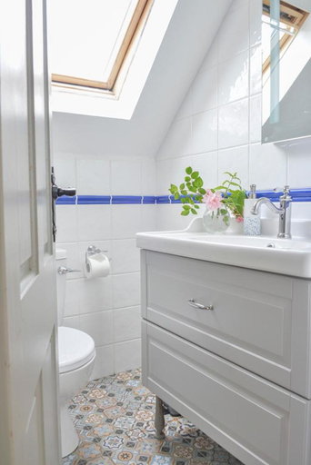 Bathroom 3, Courtyard Cottages