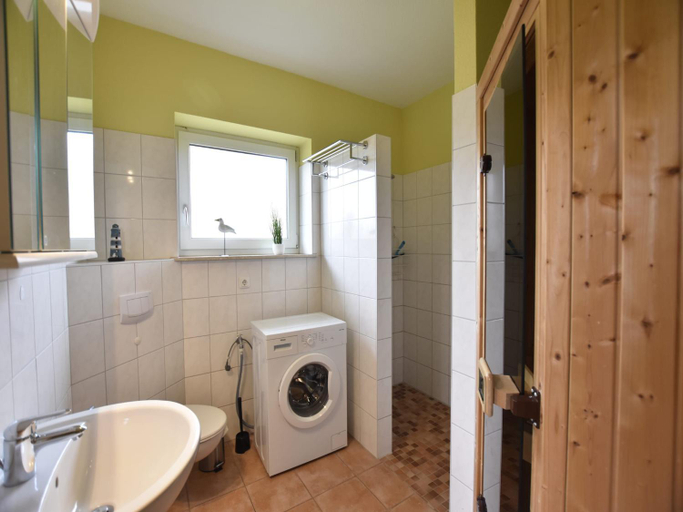 Bathroom 3, Komfortables Wohnung in Zierow mit Sauna, Nordwestmecklenburg