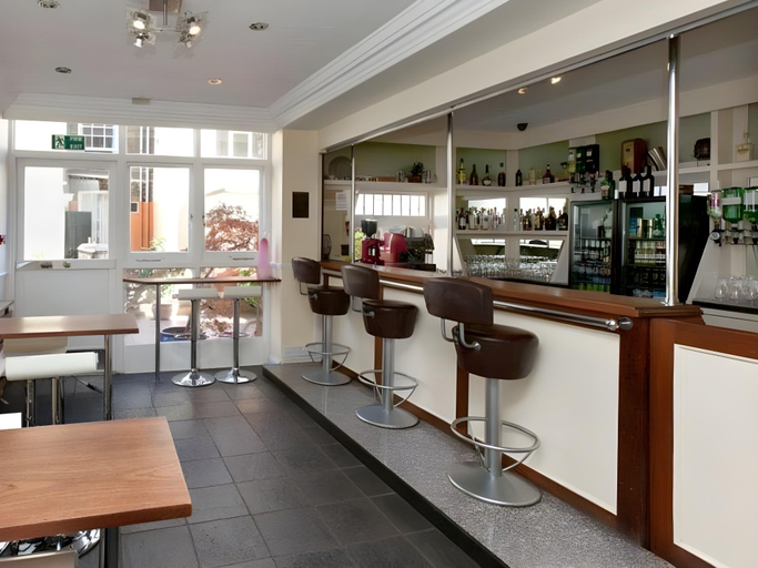 Food & Drinks 5, Crestfield Hotel, London