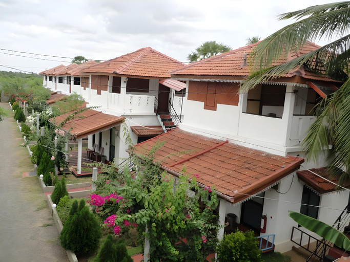 Exterior & Views