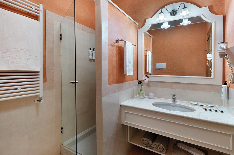 Bathroom 5, Iseolago Hotel, Brescia