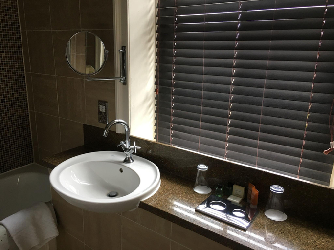 Bathroom 5, Richmond Harbour Hotel, London
