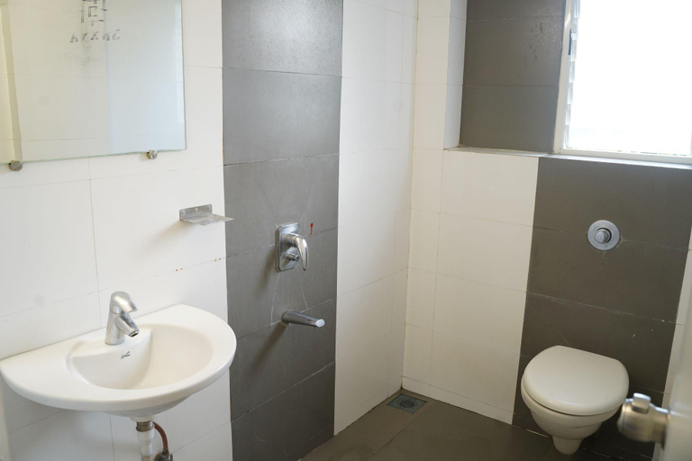 Bathroom 3, Hotel Aashish Deluxe Lodging, Kolhapur, Kolhapur