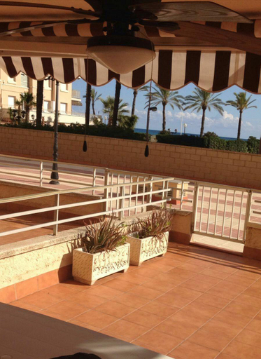 Food & Drinks 5, Sea front Apartment with 2 Pools and Large Terrace, Tarragona