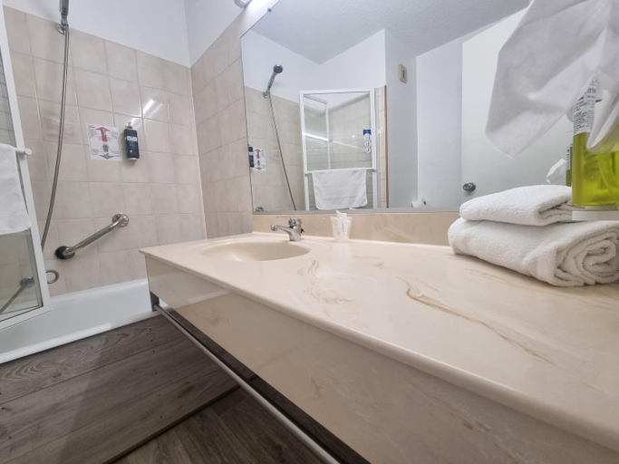 Bathroom, Brit Hotel Dak Hotel, Yonne